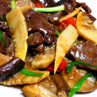 Ternera con bambú y setas